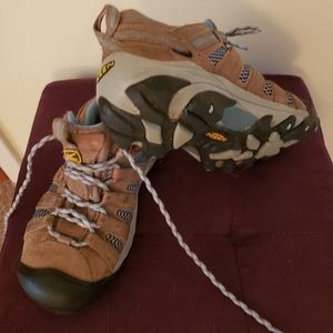 Keen Hiking Shoes Sz7 Womens